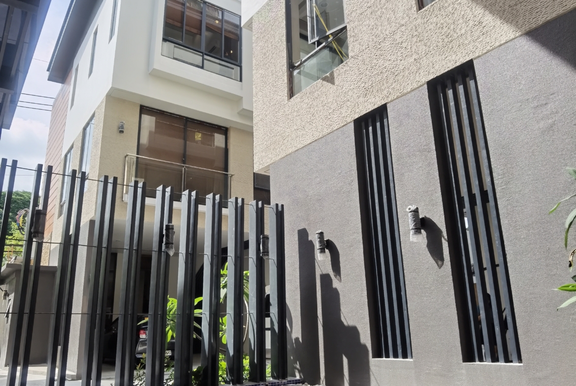 Modern 3-storey townhouse located in E. Rodriguez Quezon City near Cubao