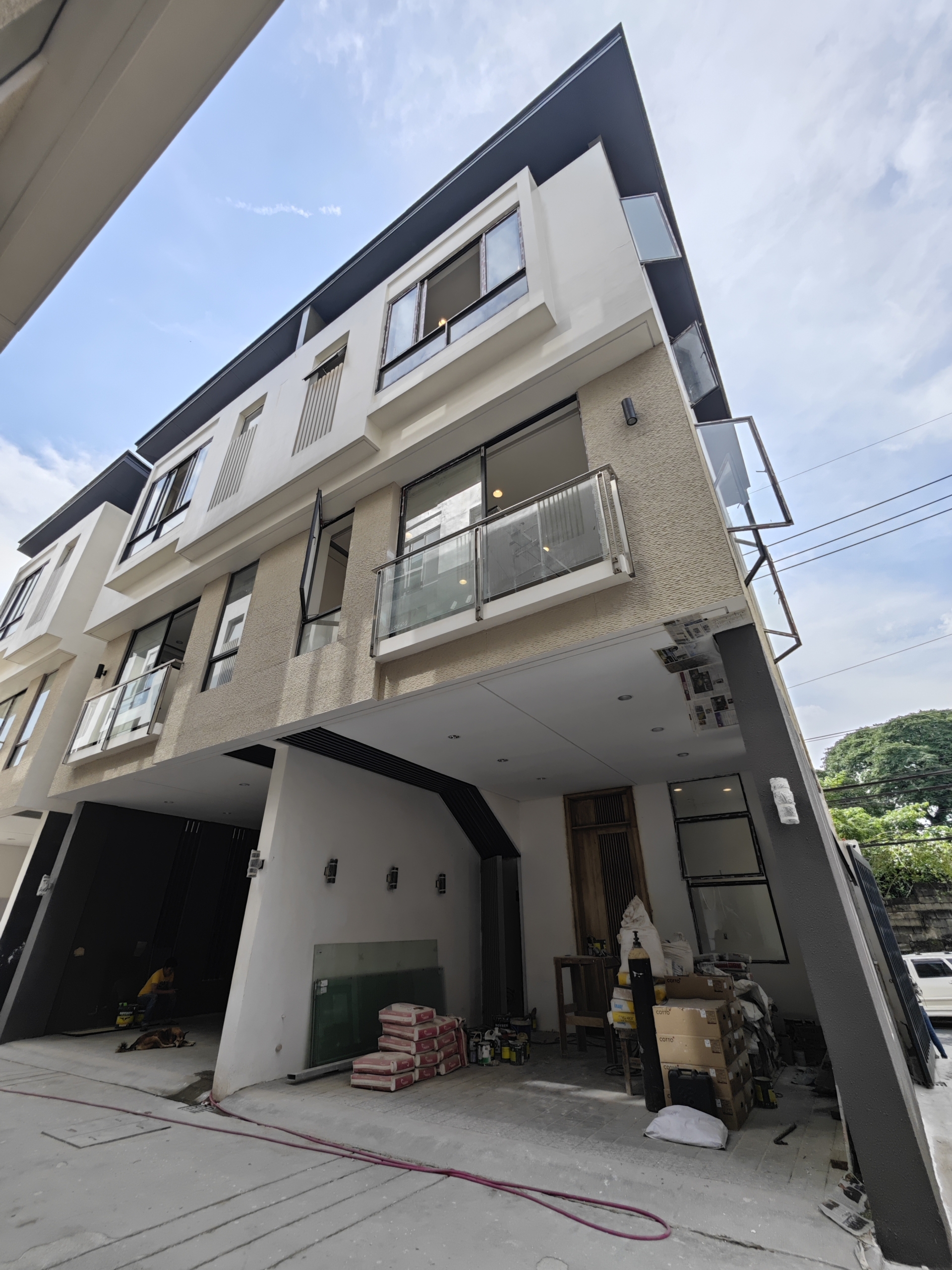 Modern 3-storey townhouse located in E. Rodriguez Quezon City near Cubao