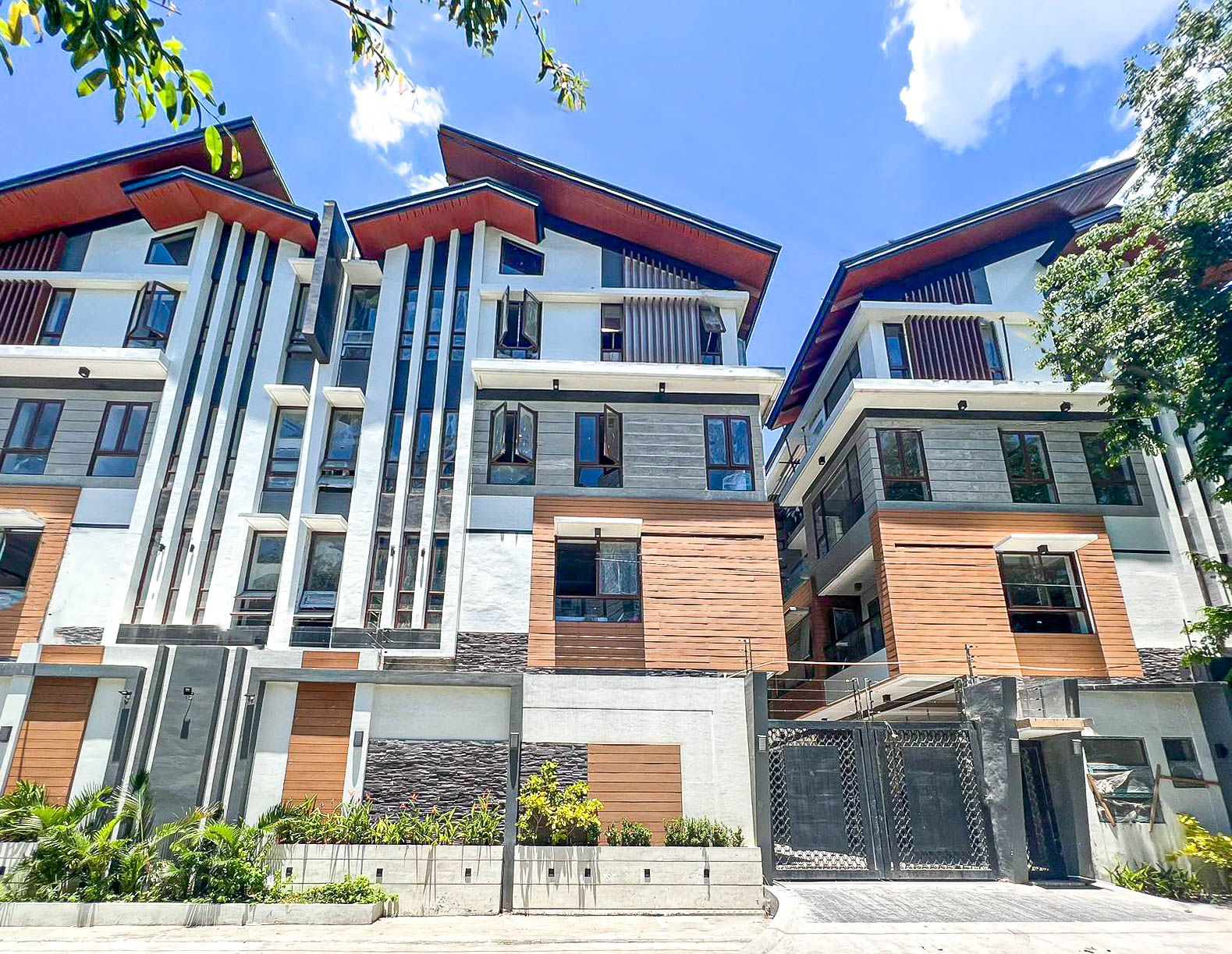 Luxury Community Townhouse Near Malacañang & U-Belt Manila